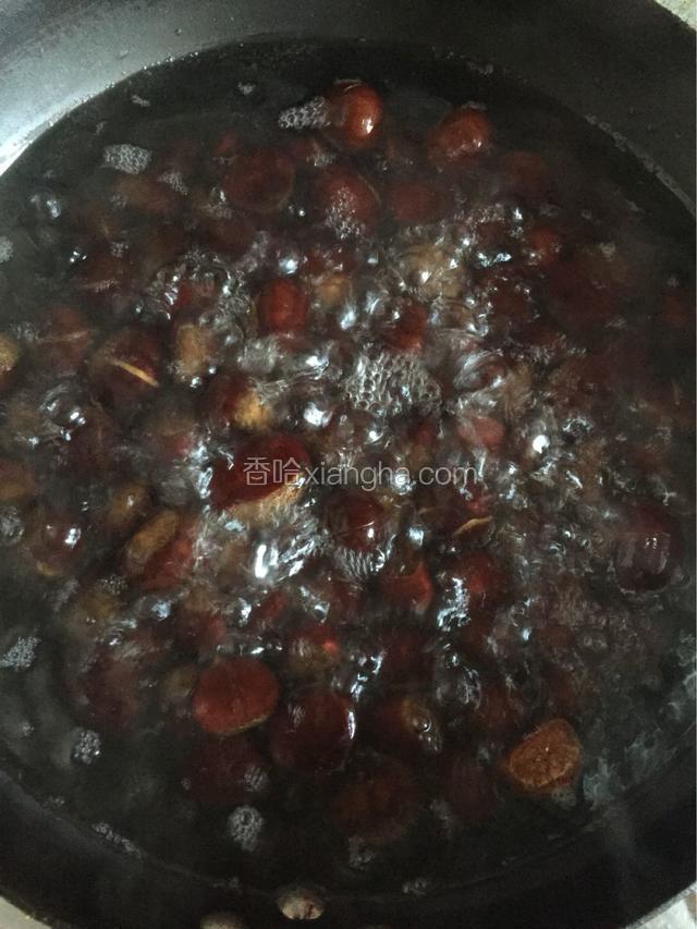 凉水下锅煮，中火煮20分钟