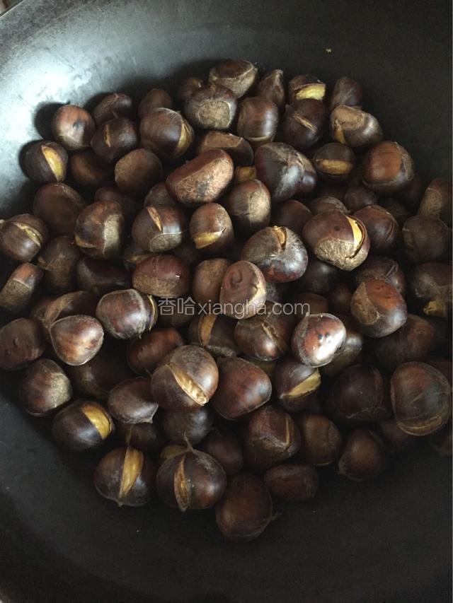 煮好了把锅里剩下的水倒干净。
用小火，盖上锅盖把水分炒干，不要太干，太干就硬了