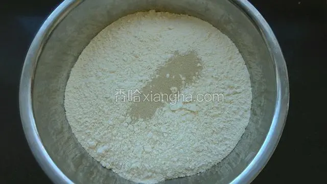 面粉加入适量酵母粉。