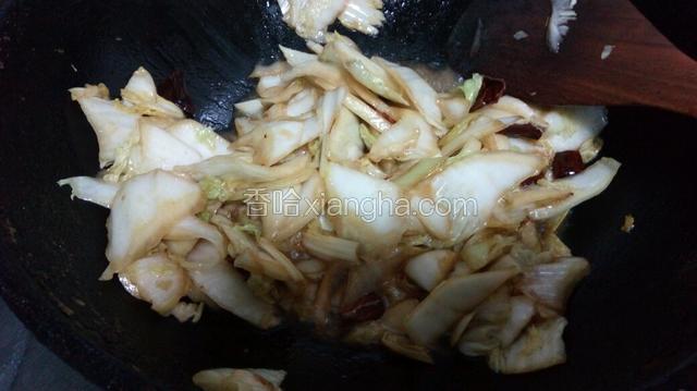 加入酱油，盐