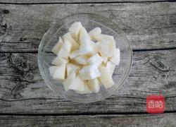 鲜榨梨汁的做法图解2