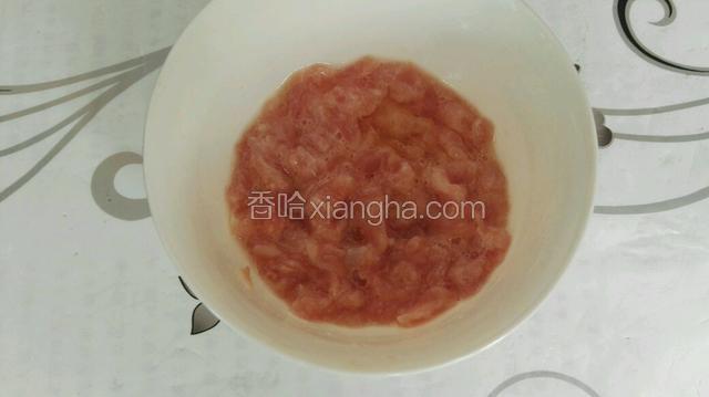 猪肉垛碎成馅后，加蛋清、料酒、玉米淀粉抓匀腌制10分钟。