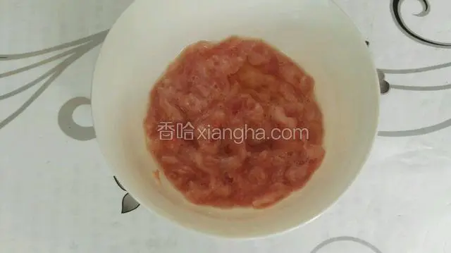 猪肉垛碎成馅后，加蛋清、料酒、玉米淀粉抓匀腌制10分钟。