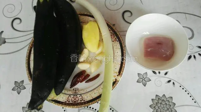 准备食材:长茄子2个，大葱1根，姜蒜、小红椒适量，猪肉100克。