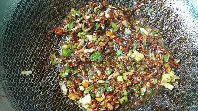 加老抽、面酱、白糖炒至肉馅变色，加小红椒、葱姜蒜末煸炒出香味。