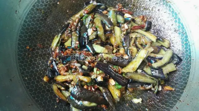 将茄条下入翻炒均匀，加少量盐，淋几滴香油翻匀后关火。