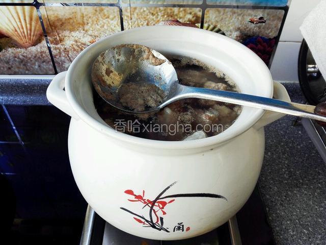 开锅用勺子撇去表面血沬，撇静汤变清了