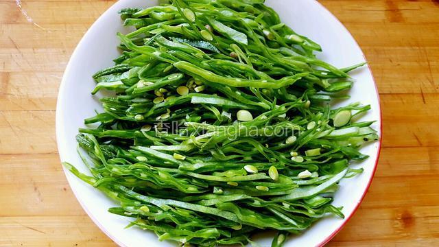 切好的扁豆丝，如图所示！