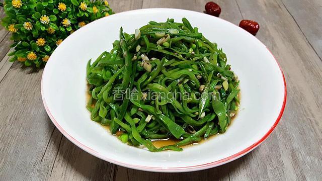 炒饭扁豆丝变软入味就可以出锅喽！装盘即可！