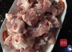 胡萝卜莲藕排骨汤的做法图解1