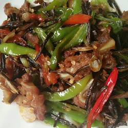 野生蕨菜炒脆骨的做法[图]