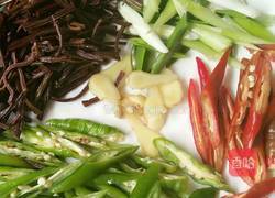 野生蕨菜炒脆骨的做法图解2