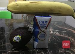 香蕉牛油果奶昔的做法图解1