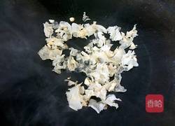 银耳紫菜鸡蛋汤的做法图解3