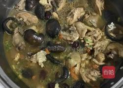 红枣香菇炖鸡汤的做法图解5