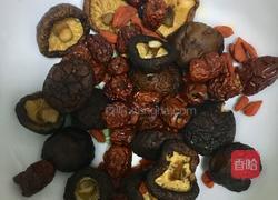 红枣香菇炖鸡汤的做法图解1