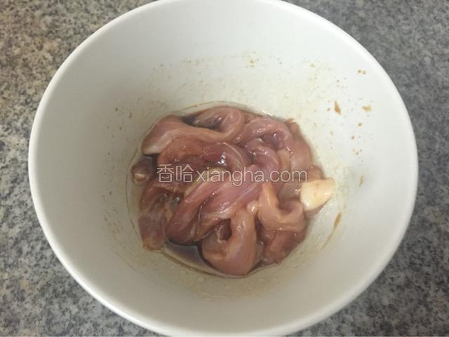 猪肉切条加油，酱油腌制