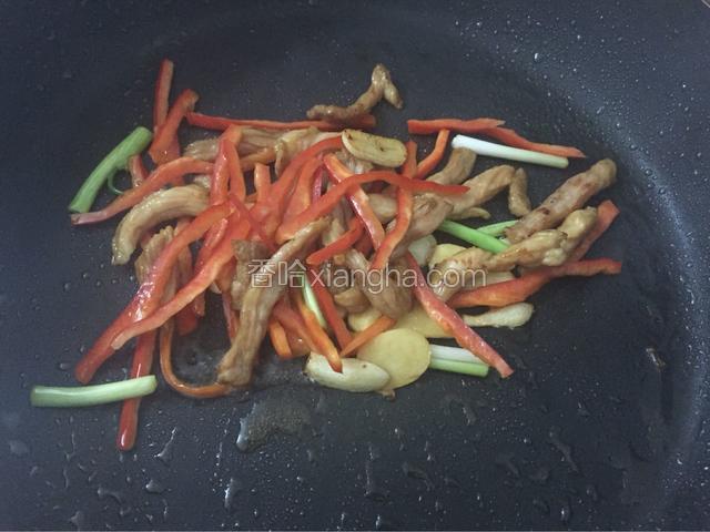 热锅冷油爆香蒜片下虾仁，鱿鱼干，干香菇翻炒，再下猪肉，红椒丝，葱白炒至猪肉变色