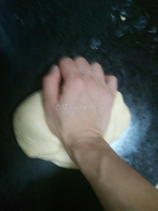 看，揉着揉着台面就变干净了，面团也光滑细腻了！