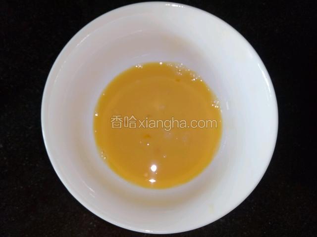 打一个鸡蛋进碗，用筷子搅散。