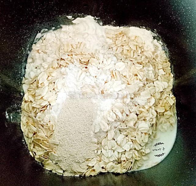 除黄油外，把所有食材放进面包桶。