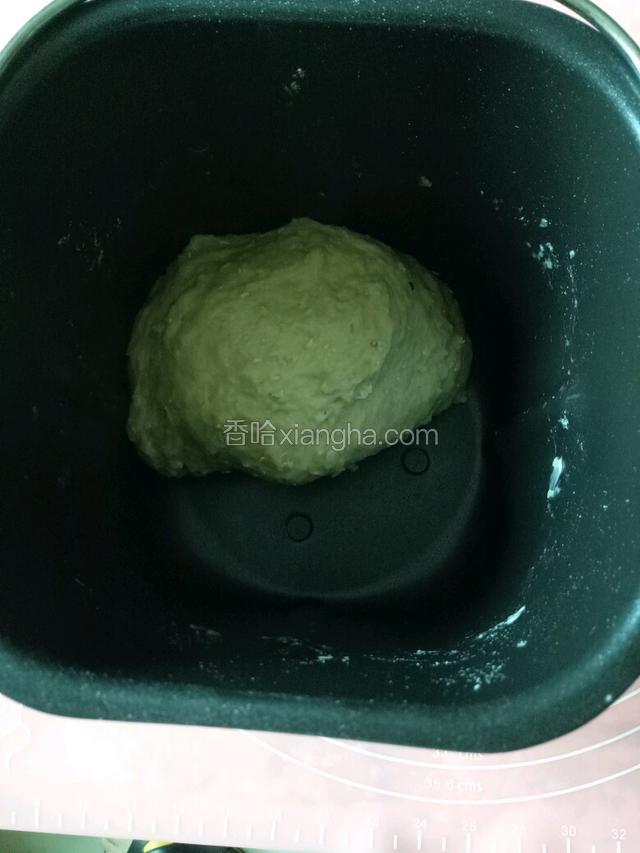 剩余最后5分钟加入黄油，和面完成。