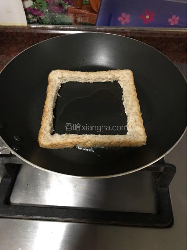 把面包切好放烧热的平底锅