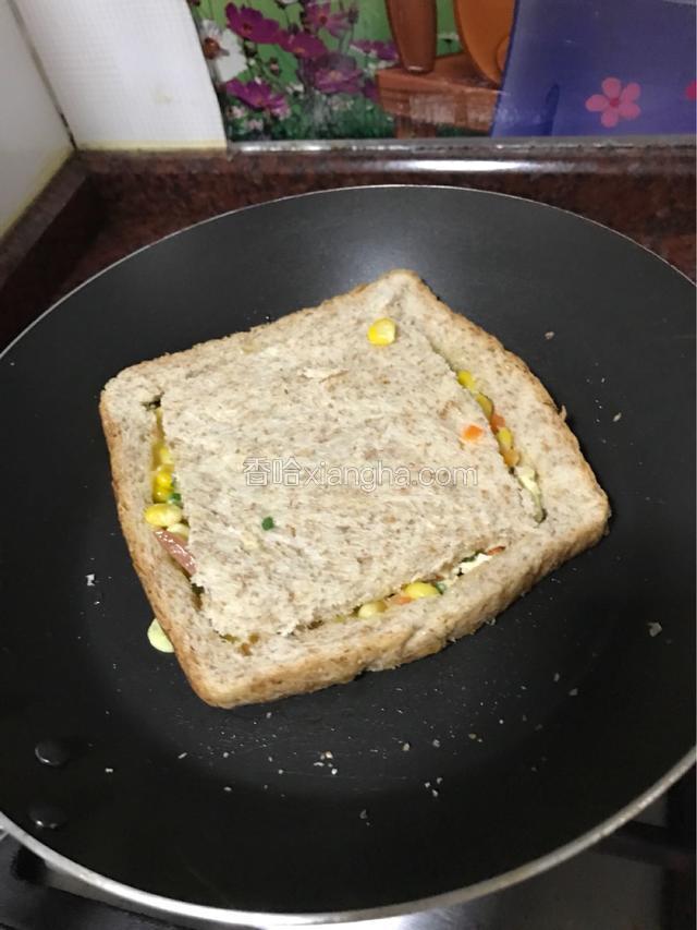 快熟时把之前的面包块放上去一起煎