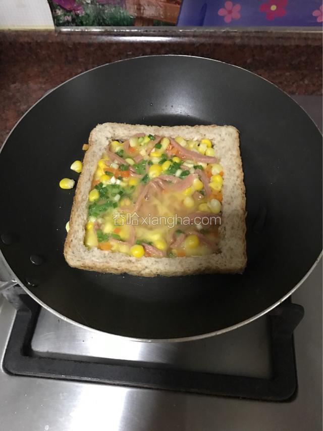 把鸡蛋液放入锅中与之前的材料炒