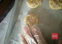 Illustration of how to make melon seed cakes 8