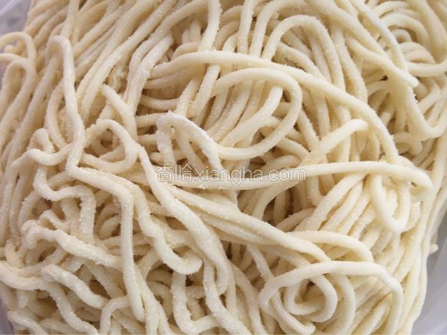 准备适量面条。