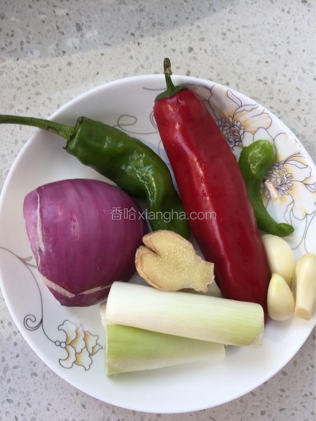 葱姜蒜、洋葱、青红椒切丝备用。