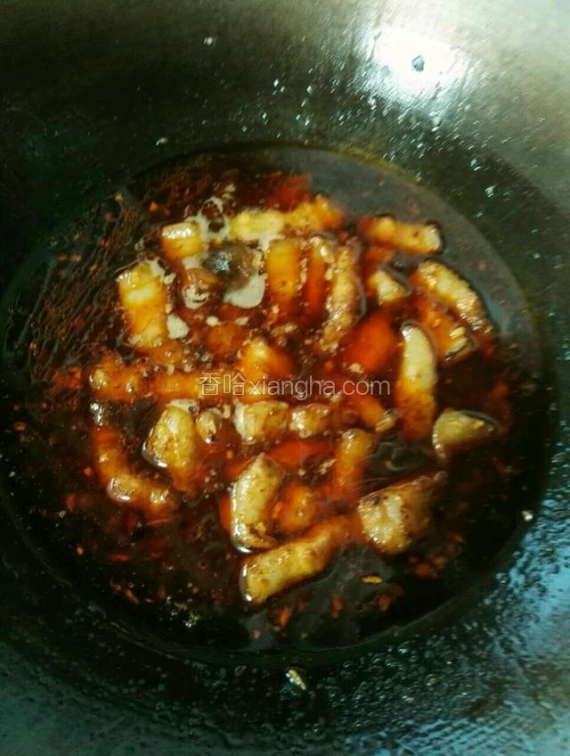 然后加入适量水，小火烧一分钟即可。