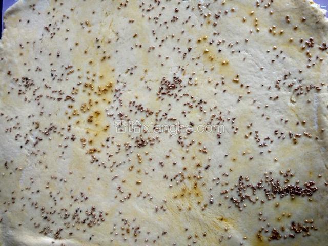 均匀抹上油还有均匀撒好芝麻