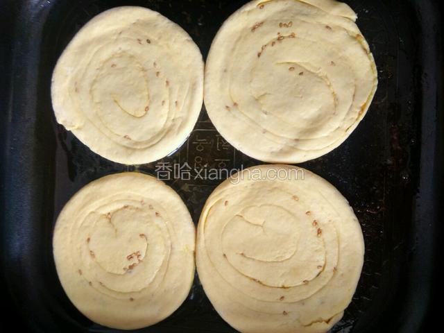 放入电饼铛煎，少油煎