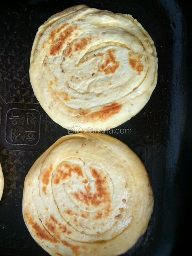 像这样俩面出现虎皮纹焖两分钟就熟了