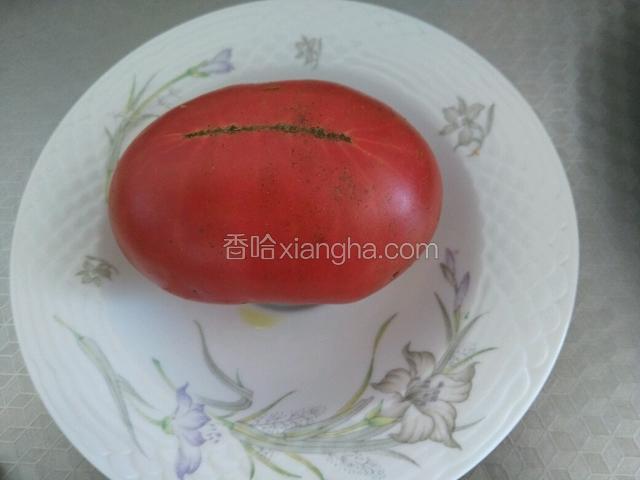 西红柿洗净。