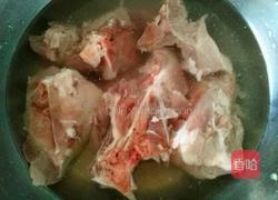 大骨头炖酸菜的做法图解1