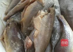 煎黄花鱼的做法图解1