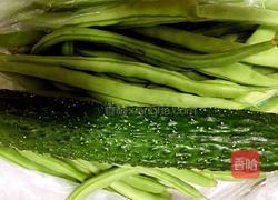 凉拌豆角黄瓜腐干的做法图解1