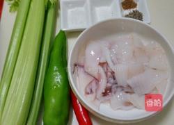 西芹尖椒炒鱿鱼的做法图解1