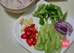 西芹尖椒炒鱿鱼的做法图解3