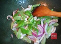 西芹尖椒炒鱿鱼的做法图解8