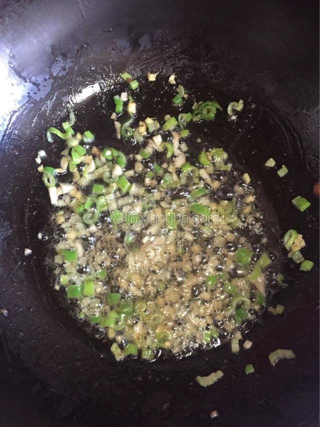 还是那个锅，倒入15克的油，放入葱姜蒜末爆香。