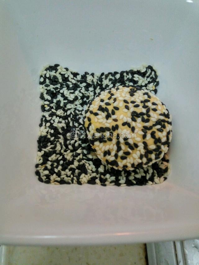 包好，搓圆，再稍压扁，滚黑白芝麻