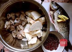 赤小豆粉葛鲫鱼汤的做法图解1