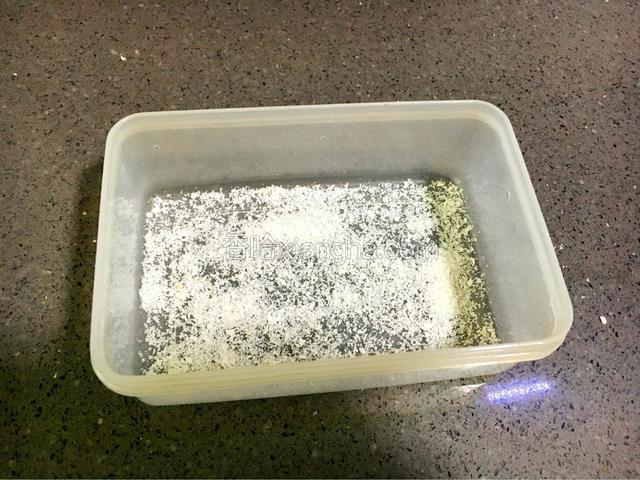 保鲜盒下面铺一层椰蓉备用。