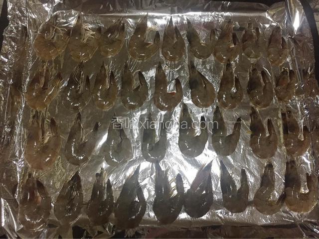 烤箱上下火150度预热，烤盘铺上锡纸，把虾放上去（腌料不要放上去）