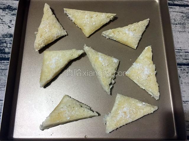 把土司片放入烤盘中