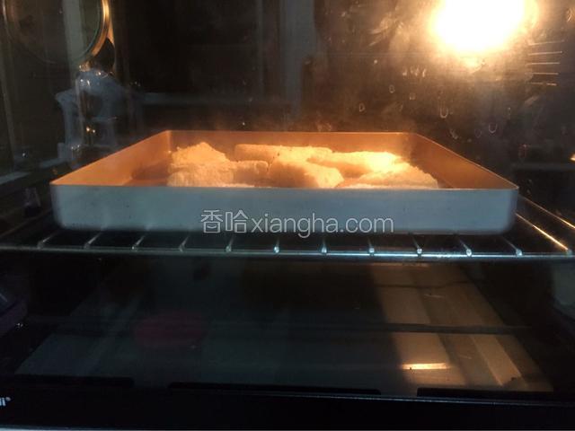 放进预热好的烤箱，上火120度，下火150度，中层15-20分钟